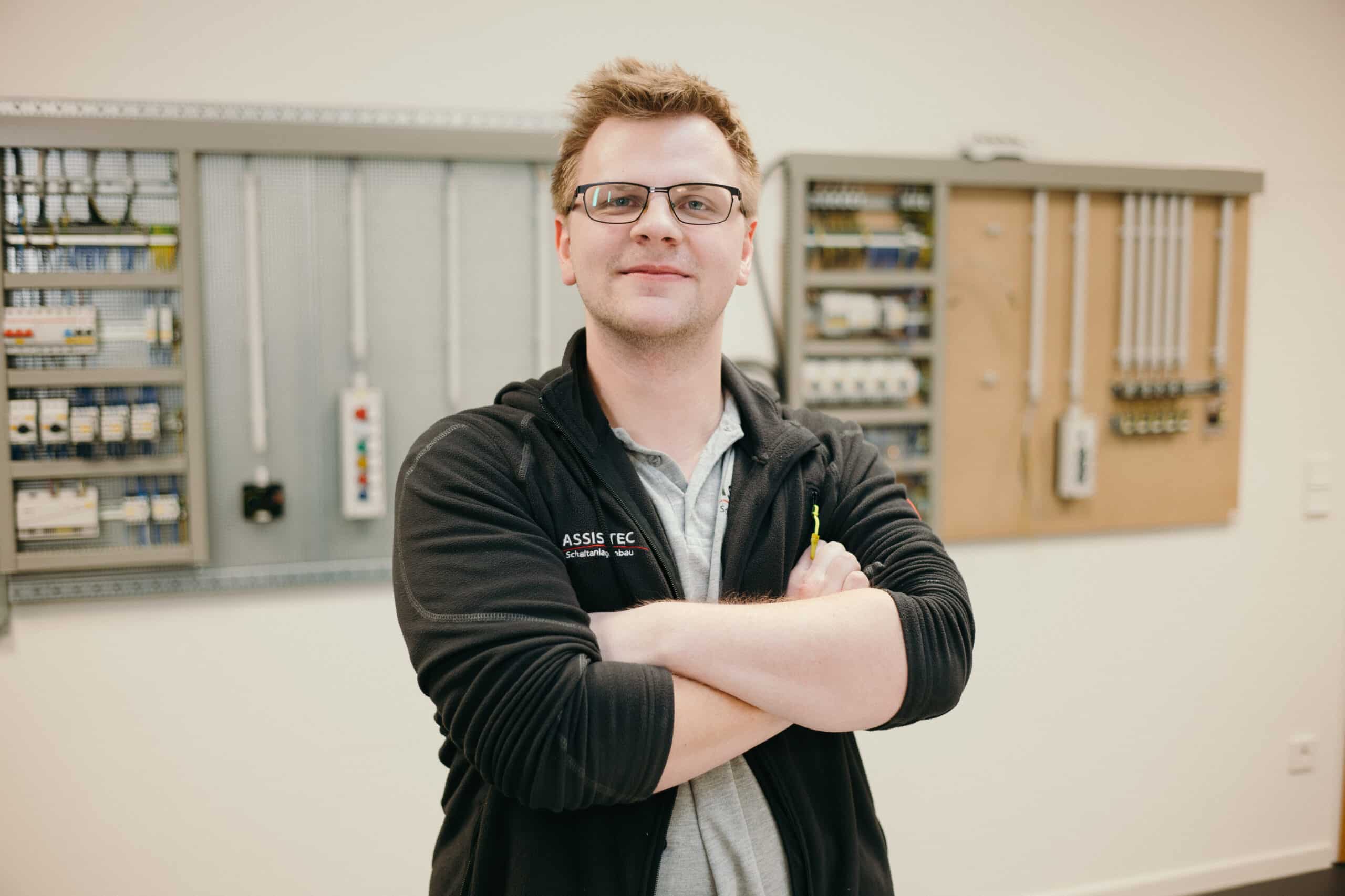 Ausbildung bei ASSISTEC: Justin, Auszubildender zum Elektroniker Automatisierungstechnik