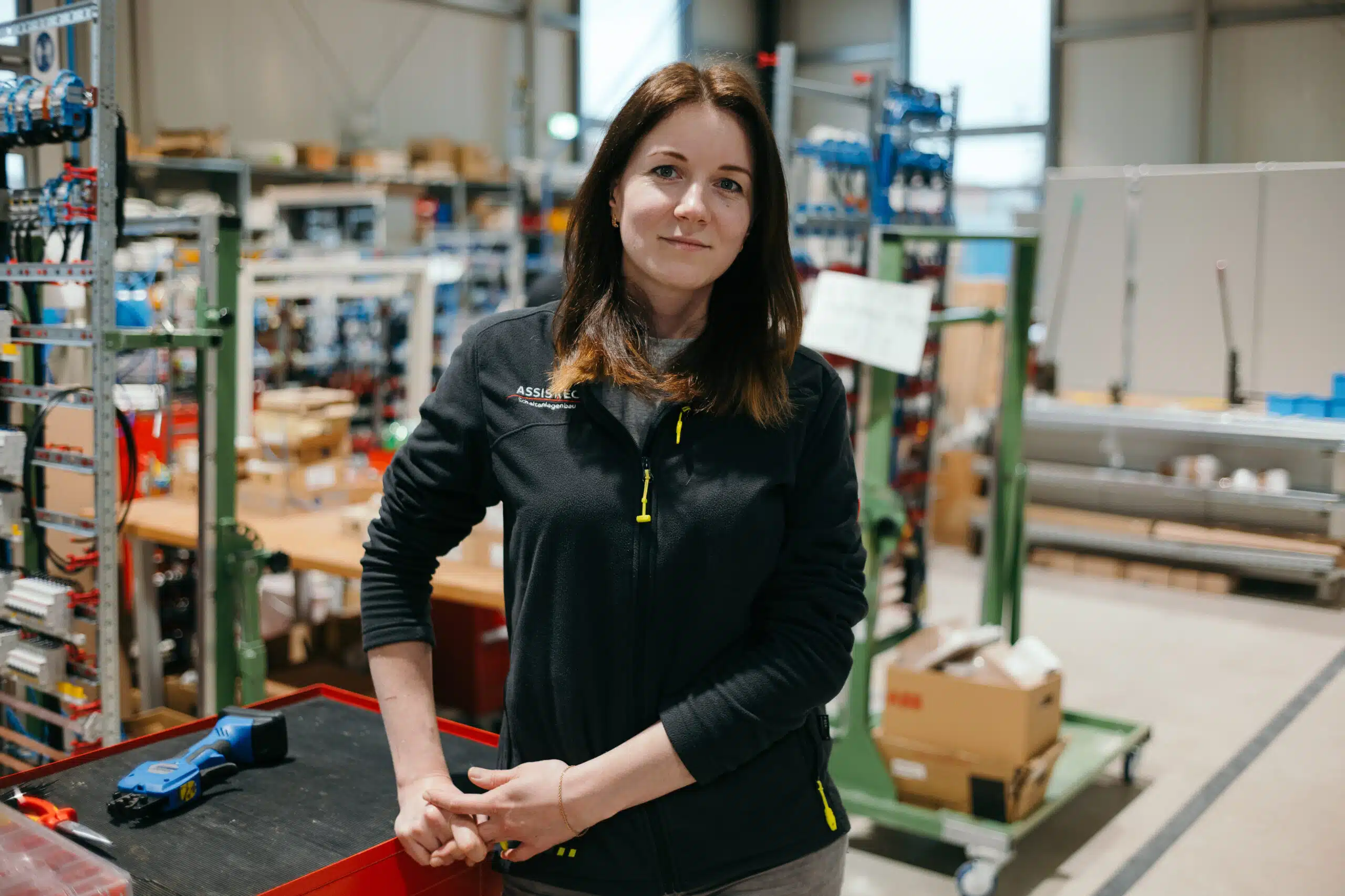 Elektrotechnik bei ASSISTEC: Daria, Schaltanlagenmonteurin