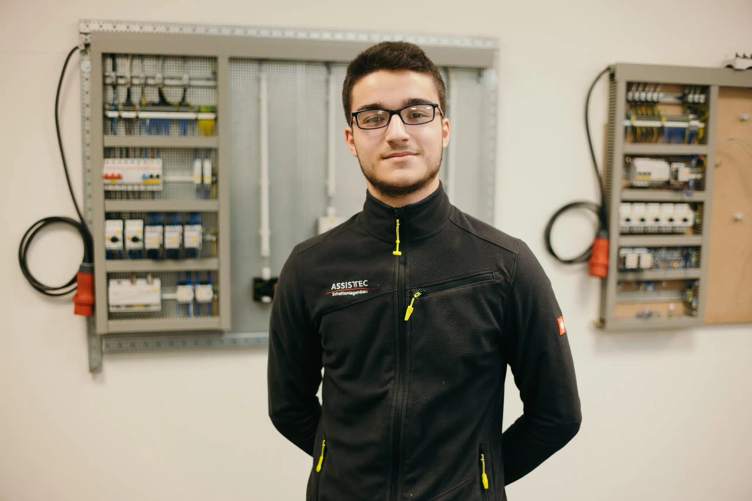Ausbildung bei ASSISTEC: Erjon, Auszubildender zum Elektroniker Automatisierungstechnik