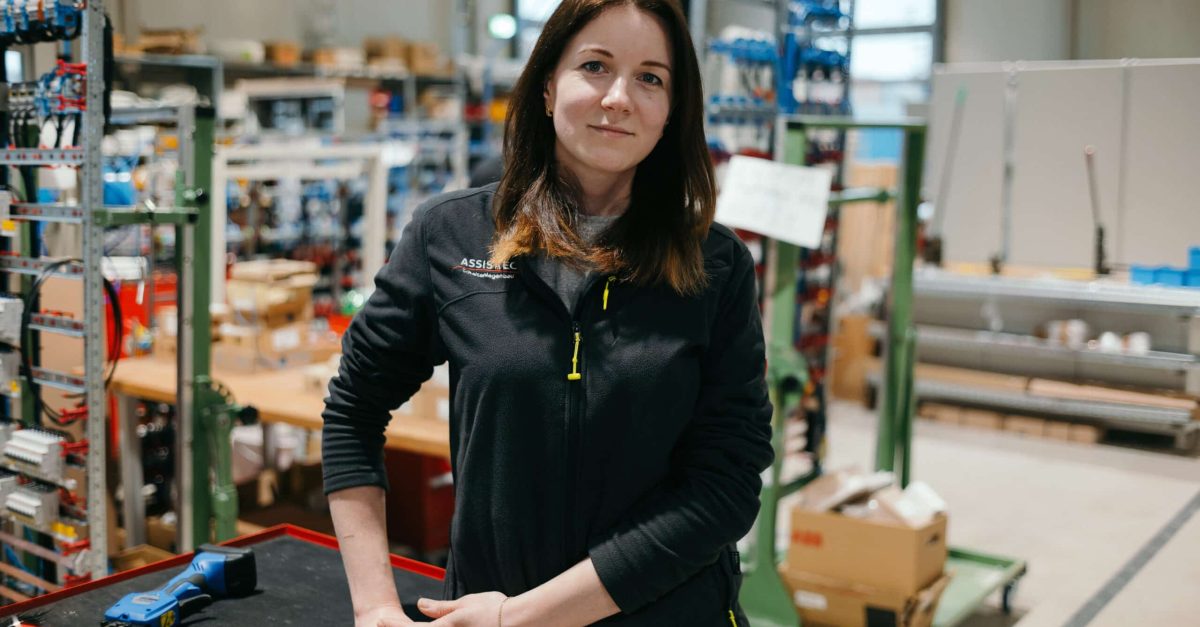 Elektrotechnik bei ASSISTEC: Daria, Schaltanlagenmonteurin