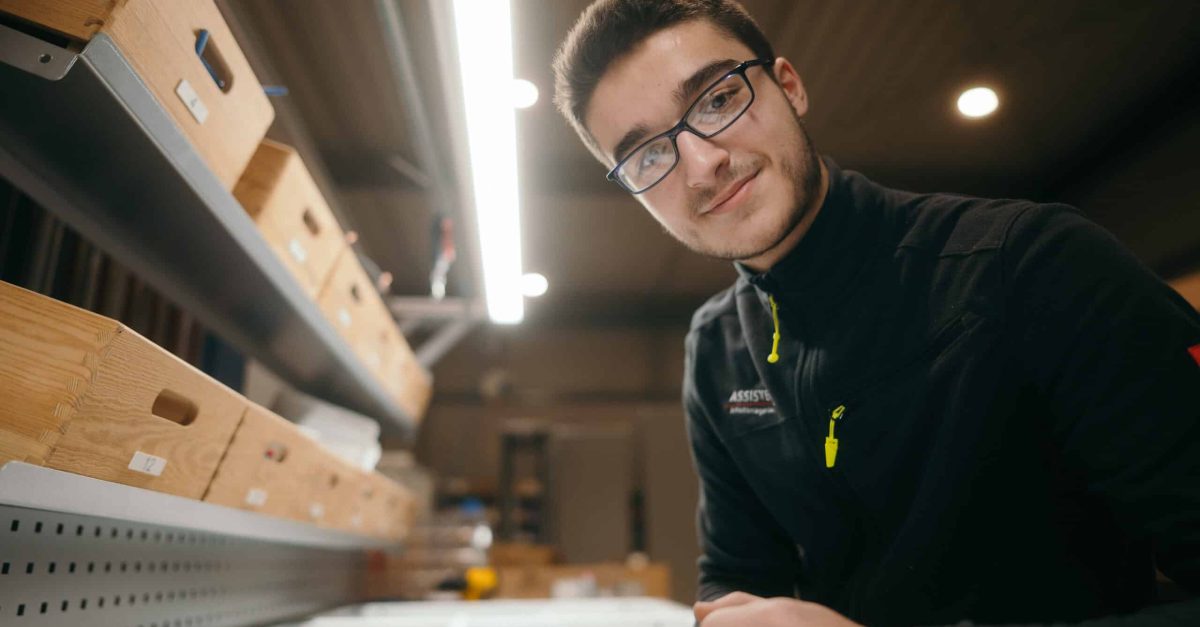 Ausbildung bei ASSISTEC: Erjon, Auszubildender zum Elektroniker Automatisierungstechnik
